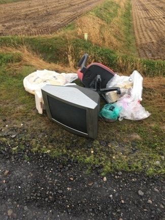 町内に捨てられたテレビやイス