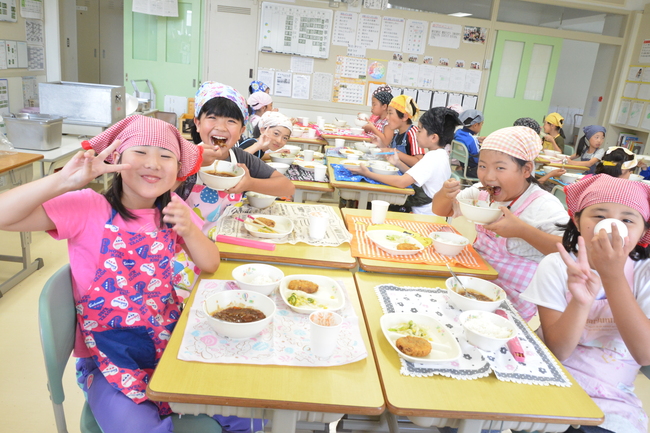 給食を食べる子どもたち