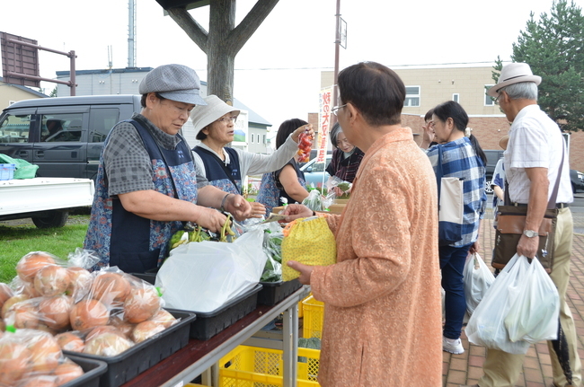 野菜を販売する写真