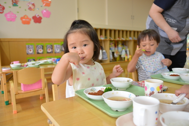 給食を食べる園児