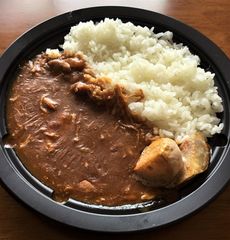 テイクアウトのチキンカレー