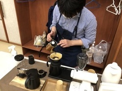 コーヒーを入れる隊員