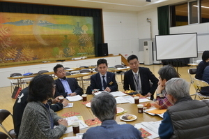 町長と話す町民の様子