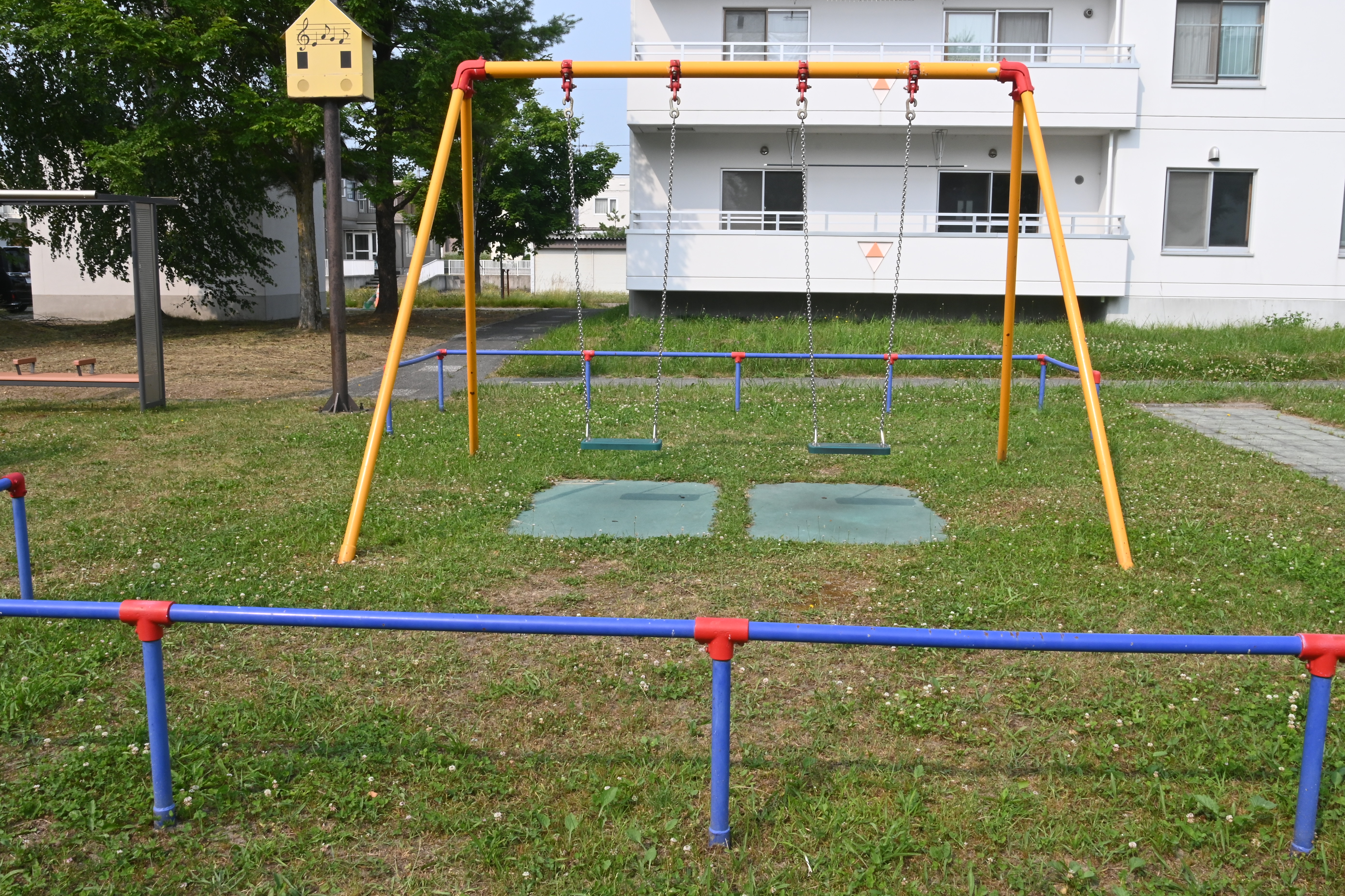 メロディー団地内公園・ブランコの画像