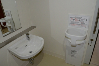 管理棟の多機能トイレ2